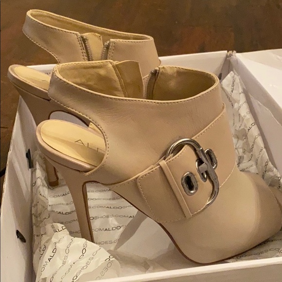 Cream colored heels - Picture 2 of 5